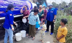 Untuk membantu masyarakat yang dilanda krisis air bersih, DPD Partai Demokrat memberikan batuan air secara langsung kepada warga.