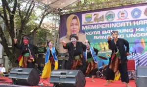 Warga Kelurahan Burangrang Lengkong Kota Bandung saat tampil dalam Festival Jawara, Sabtu, 30 September 2023. Jabar EKspres/Hendrik Son.