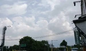 Kemacetan Jalur Cileunyi-Cibiru di Bunderan Cibiru, Kota Bandung.