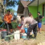 Polisi mendampingi BPBD Ciamis mendistribusikan air bersih di Desa Cibeureum, Kecamatan Sukamantri, Kabupaten Ciamis (2/10).