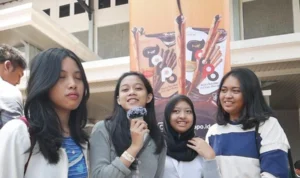 Pengunjung di Bosmat kabaret SMAN 7 Bandung yang digelar di Dago Tea House (30/9).