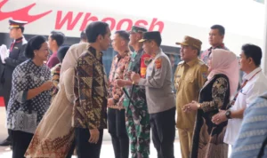 Usai Resmikan Whoosh, Jokowi Bersama Para Menteri Kembali Jajal Kereta Cepat. Senin (2/10). Foto Prokompim KBB