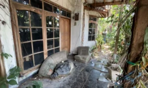 Lansia yang Tinggal Sebatang Kara di Rumah Terbengkalai Selama 20 Tahun Akhirnya Dibawa Oleh Dinas Sosial. Agi Jabar Ekspres
