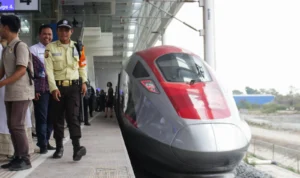 KCJB Whoosh Diresmikan, 2 Hal ini Jadi Harapan Pj Wali Kota Bandung Petugas mengamankan batas area peron di Stasiun Tegalluar, Kabupaten Bandung. (Pandu Muslim/Jabar Ekspres)