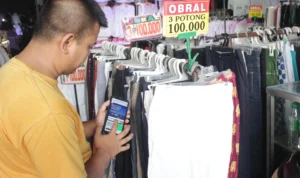 Pedagang merapikan barang jualannya di Pasar Cimol, Gedebage, Kota Bandung, Senin(2/10/23). (Pandu Muslim/Jabar Ekspres)