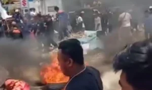 Tutup Akses Jalan, Masyarakat Jampang Sukabumi Minta Pemprov Lakukan Pembenahan Tutup Akses Jalan, Masyarakat Jampang Sukabumi Minta Pemprov Lakukan Pembenahan