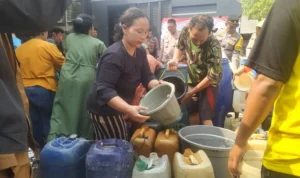 Masyarakat Sukabumi saat mengantri air bersih, dok Riki/JE.