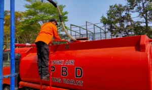 Mobil Tanki Terbatas, Distribusi Air Bersih di Bandung Barat Jadi Terhambat Krisis Air Meluas, BPBD Bandung Barat Keluhkan Terbatasnya Armada Pengangkut Air. Selasa (3/10). Foto Jabarekspres