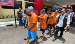 Satuan Narkoba Polresta Bandung Amankan 5 Pelaku Pengedar Narkotika, 1 Pelaku Berpura-pura Sebagai Penjual Balon / Agi Jabar Ekspres