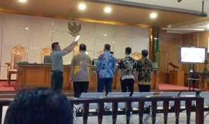 Dok. 4 orang saksi dari pejabat Dishub Kota Bandung saat disumpah di dalam persidangan Yana Mulyana. Rabu (4/10). Foto. Sandi Nugraha