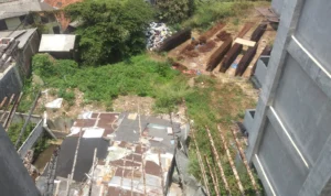 TERSANDRA : Bangunan milik warga yang belum digusur di kawasan Rumah Deret Tamansari.