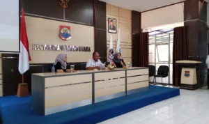 Doc. Pj Wali Kota Cimahi bersama Ketua KPPI Kota Cimahi Memberi Sambutan dalam Kegiatan Pendidikan Politik di Kecamatan Cimahi Utara / Firman Satria