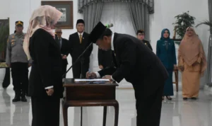 Plh Sekda Sumedang Resmi Dilantik, Pj Bupati Herman Suryatman Sampaikan Pesan ini Pelantikan Plh Sekda Kabupaten Sumedang oleh Pj Bupati di Gedung Negara, Sumedang pada Rabu 4 Oktober 2023.(Je/ dedi suhandi)