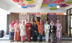 Di Hadapan Ibu Negara Iriana Jokowi, Dekranasda Cirebon Ikut Promosikan Produk IKM Caption : Foto bersama Ketua TP PKK dengan Ibu Negara Iriana Joko Widodo. (Dok Humas Diskominfo)