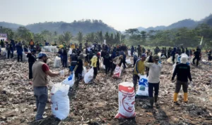 Kegiatan saat memberihkan pantai Cibutun pada Rabu (4/10/2023) sumber: Istimewa.
