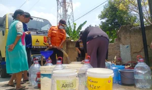 Doc. Pembagian Air Bersih oleh BPBD Kota Cimahi di Kelurahan Citeureup, Cimahi Utara (Foto. Kedaruratan dan Logistik BPBD Kota Cimahi)