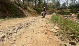 Persoalan Jalan Rusak di Bandung Barat, Harus Viral Dulu Baru Pemerintah Turun Tangan