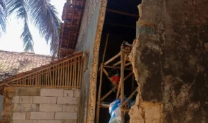 Imbas Gempa Magnitudo 5.4 Guncang Sukabumi, Jumlah Rumah Rusak Jadi 6 Unit Imbas Gempa Bumi, Rumah Warga di Sukabumi Rusak / Riky Achmad