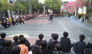 Cegah Kasus Bullying dan Beri Edukasi, Polisi Sambangi SD Negeri 1 Banjar Seluruh siswa SD Negeri 1 Banjar Jawa Barat saat mengikuti sosialisasi pencegahan bullying yang disampaikan oleh anggota Polsek Banjar, Kamis (5/10/2023). (FOTO: CECEP HERDI/JABAR EKSPRES)