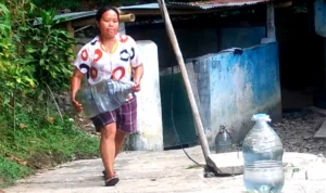 Menengok Mata Air Cikendi, Tak Surut di Musim Kemarau MENGALIR : Sejumlah warga nampak mengambil air dari Mata Air Cikendi, Kota Bandung, Kamis (5/10). Hendrik Muchlison