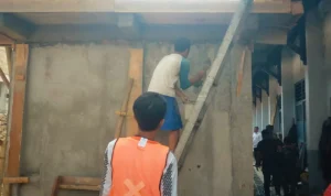 Sejumlah pekerja saat berada di lokasi proyek pembangunan toilet di SMP Negeri 9 Kota Bogor