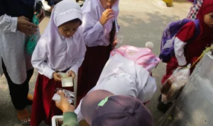 Ist. Penjual jajan sd tengah menjajakan dagangannya. Foto. Pandu Muslim Jabar Ekspres