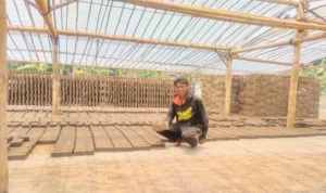 Engkos Koswara, salah seorang pegawai di Pabrik Bata Merah Lio Sumedang.
