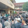 Ratusan mahasiswa Universitas Ibn Khaldun (UIKA) Bogor saat menggelar aksi unjuk rasa didepan Gedung Rektorat UIKA, Kamis (5/10).
