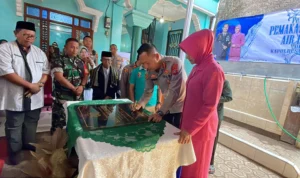 Polresta Bandung Bantu Warga Desa Cangkuang Yang Alami Kekeringan Air dengan Membuat Sumur Bor Air Bersih. Foto Agi Jabar Ekspres