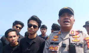 Asal Muasal Sampah di Pantai Loji Masih Menjadi Tanda Tanya Kapolres Sukabumi, AKBP Maruly Pardede (kanan), saat di tengah agenda clean up Pesisir Pantai Loji Cibutun (6/10).