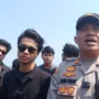 Kapolres Sukabumi, AKBP Maruly Pardede (kanan), saat di tengah agenda clean up Pesisir Pantai Loji Cibutun (6/10).