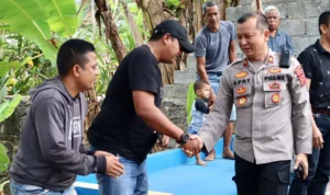 Wakapolres Ciamis, Kompol Apri Rahman saat menyapa warganya dalam kegiatan "Jumat Curhat", di Desa Panyingkiran, Kecamatan Ciamis, Kabupaten Ciamis, Jawa Barat, Jumat (6/10/2023).