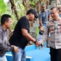 Wakapolres Ciamis, Kompol Apri Rahman saat menyapa warganya dalam kegiatan "Jumat Curhat", di Desa Panyingkiran, Kecamatan Ciamis, Kabupaten Ciamis, Jawa Barat, Jumat (6/10/2023).
