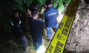 Jajaran anggota Polresta Bandung tengah melakukan olah TKP temuan jenazah perempuan di wilayah Desa Babakan Peuteuy, Kecamatan Cicalengka, Kabupaten Bandung.