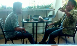 Eksistensi Bahasa Indonesia di Tengah Gempuran Bahasa Gaul, Apa Kata Balai Bahasa? Remaja Kota Bandung sedang berdialog. Tidak jarang dari mereka menggunakan bahasa gaul ataupun kata "aing" sebagai kata ganti saya. / Hendriik Muchlison