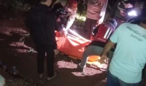 Proses evakuasi jenazah perempuan tak bernyawa yang ditemukan di lereng bukit wilayah Desa Babakan Peuteuy, Kecamatan Cicalengka, Kabupaten Bandung.