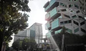 Suhu udara di Kota Bandung pada siang hari terasa lebih terik daripada biasanya.