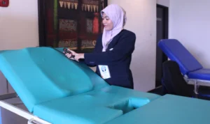 Mahasiswi STIKes Dharma Husada Ciptakan Tempat Tidur Bersalin dengan Pijat Oksitosin