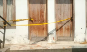 kos-kosan penuh dengan bercak darah dan digaris polisi, Sabtu 7 Oktober 2023. FOTO Dedi Jabar Ekspres
