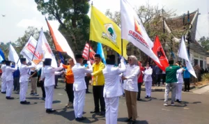Serahterima Panji Kirab Pemilihan Umum 2024 oleh KPU Kabupaten Majalengka ke KPU Kabupaten Sumedang, Sabtu 7 Oktober 2023.(Je/ dedi)