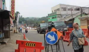 Masuk Tahap Akhir Pembangunan Jembatan Cikereteg, Roda Empat Masih Belum Bisa Melintas Warga melintas di Jembatan Cikereteg, Kabupaten Bogor. Foto : Sandika Fadilah/Jabarkespres.com