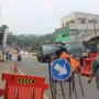 Warga melintas di Jembatan Cikereteg, Kabupaten Bogor. Foto : Sandika Fadilah/Jabarkespres.com