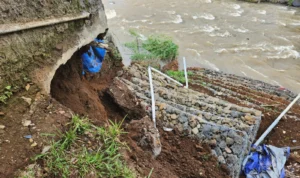 TPT Sungai Cisadane di Kampung Raweuy, Desa Ciadeg, Kecamatan Cigombong, Kabupaten Bogor ambruk.