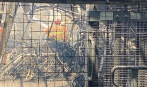 Petugas Damkar berupaya melakukan pendinginan di Planet Bike, Kota Cirebon.