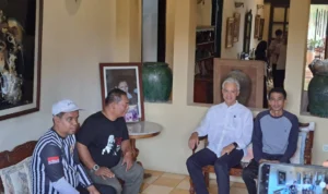 Ganjar Pranowo (dua kanan) bersama Ketua DPC PDI Perjuangan Kota Banjar, H. Nana Suryana (kanan) berkomunikasi saat kunjungan ke Kota Banjar, Minggu (8/10/2023).