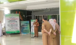 Pj Bupati Sumedang, Herman Suryatman dalam memimpin upacara pagi di halaman Paviliun RSUD Sumedang, Senin 9 Oktober 2023.