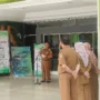 Pj Bupati Sumedang, Herman Suryatman dalam memimpin upacara pagi di halaman Paviliun RSUD Sumedang, Senin 9 Oktober 2023.