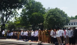 Minta Turunnya Hujan, Pemkot Bandung Gelar Salat Istisqa KHIDMAT: Salat Istisqa digelar Pemerintah Kota (Pemkot) Bandung, di Plaza Balaikota Bandung, pada Senin (9/10). (Muhamad Nizar/Jabarekspres)