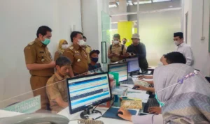 Pj Bupati Sumedang, Herman Suryatman lakukan pengecekan di IGD RSUD Kabupaten Sumedang seusai aple pagi, Senin 9 Oktober 2023.