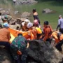 Proses evakuasi jasad korban yang tenggelam di Sungai Cimanuk Sumedang oleh tim SAR gabungan (9/10).